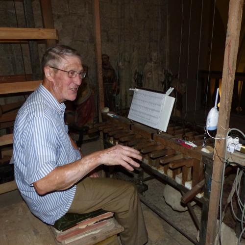 Jean Plancade au clavier du carillon d'Avignonet-Lauragais